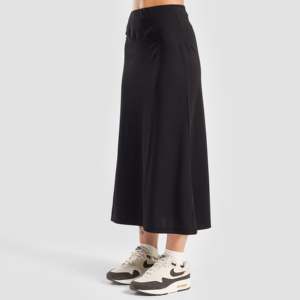 Jupe en satin élégante noire taille empire XS, style crayon portefeuille avec imprimé décoratif, en matière Spandex douce et respirante - Product Image 1