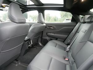 2024 pour Crown Platinum AWD Sedan avec sièges en cuir à direction gauche Pneus R18 Toit ouvrant à transmission semi-automatique - Product Image 3