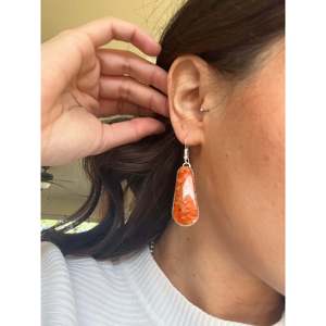 Boucles d'oreilles pendantes Navajo faites à la main en or 18 carats, perles et diamants, avec corail pomme et argent sterling, pour les fêtes - Product Image 2