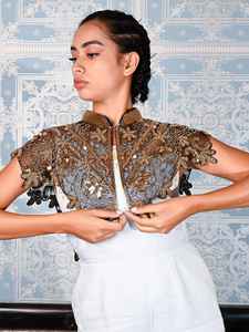 Elegante y Hermoso Traje de Fiesta con Capa Estilo Burlesque, Adornado con Perlas, Lentejuelas y Cuentas, Cuello en V, Largo hasta el Suelo, con Sujetador Incorporado - Product Image 3