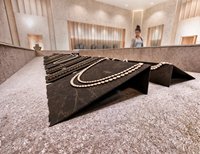 Aménagement intérieur de magasin de bijoux de luxe moderne sur mesure, vitrine à bijoux en travertin et or rose, aménagement commercial pour boutique de détail