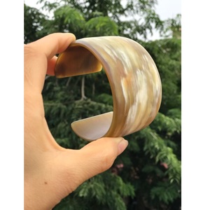 Conjunto de brazalete y pulsera de cuerno de estilo animal ecológico para mujer - Product Image 4