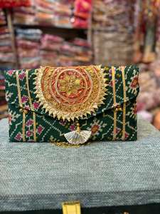 Pochette indienne imprimée Patola faite à la main avec broderie Butti lourde Doublure en coton à la mode Sac à main pour femme pour faveurs de mariage - Product Image 2