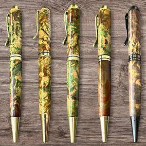 Collection aigue-marine: stylo à bille artisanal avec cadeau de remise des diplômes de retraite en résine vert-rouge-bleu fabriqué au VietNam - Product Image 1