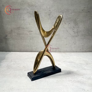 Élégante sculpture de table en métal doré faite à la main en forme de crochet de style traditionnel pour la maison, l'hôtel, le bureau et la réception. - Product Image 3