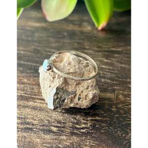 Anillo de Plata de Ley Hecho a Mano por los Navajo, Obra de Arte Cultural Coleccionable con Ópalo Blanco, Talla 4.75 - Product Image 4