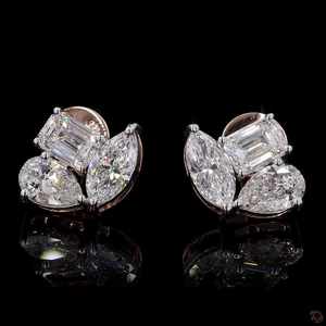Pendientes de Diamantes Premium con Tres Piedras en Corte Marquesa y Esmeralda, Cultivadas en Laboratorio, Certificadas en Color D E F, en Oro, Oro Rosa, Oro Blanco y Plata - Product Image 3