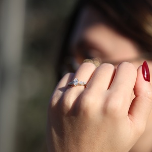 Bague de fiançailles Moissanite coupe ovale 8x6mm avec marquise et pierres latérales rondes | Bijoux fins de mariage de mariée - Product Image 5