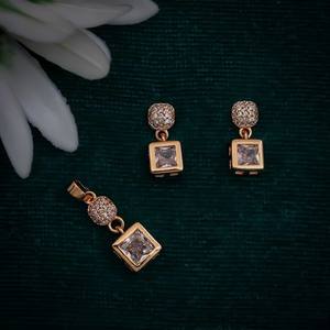 Ensemble de pendentifs carrés élégants en pierre, boucles d'oreilles plaquées or en acier inoxydable avec pierres en zircone cubique, style tendance pour femmes - Product Image 2