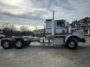 Camión Tractor Diésel de Alta Potencia 6x4 con Cabina Dormitorio para Transporte Continuo de Larga Distancia - Product Image 3