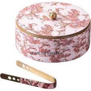 Blanc et rose couleur attrayant concepteur émail fini forme ronde en bois Chapati conteneur de stockage avec pince en métal pour servir - Product Image 1