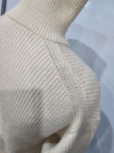 Pull en maille avec petit motif jacquard, col haut de 7cm avec fermeture à demi-zip, manches longues et emmanchure carrée. - Product Image 4