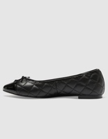 Ballerines noires matelassées à bout verni pour femmes, chaussures ballerines en cuir souple avec détail nœud, vente en gros OEM/ODM à faible MOQ