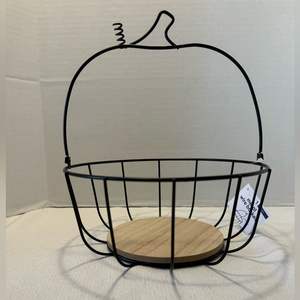 Corbeille à fruits en métal conçue pour les cuisines raffinées avec une structure ouverte durable favorisant la circulation de l'air et la fraîcheur des fruits - Product Image 3