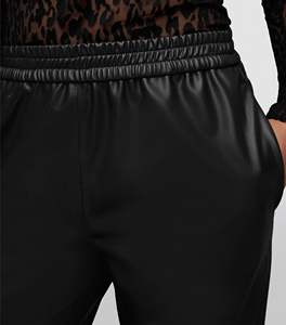 Pantalon de survêtement Jen en Faux cuir souple confortable pour femmes pantalon en cuir à 2 poches latérales et poche arrière passepoilée - Product Image 4