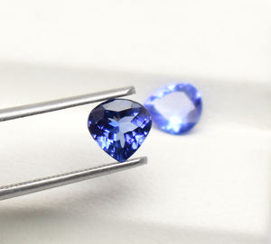 Tanzanite สีฟ้าเรืองแสง (6มม.) ต่างหูคู่ลูกแพร์เหลี่ยมเพชรพลอยธรรมชาติตัดหลวม - Product Image 5