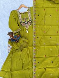 Ensemble de costume Anarkali en soie romaine de qualité supérieure, 3 pièces, Kurti prêt à porter, pantalon et dupatta brodé avec de lourds fils multicolores pour femmes - Product Image 4