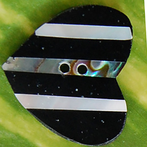 Bouton en coquille amour coquillage bijoux bouton artisanat naturel artisanal avec motif d'amour taille de coquille 22x20mm - Product Image 2