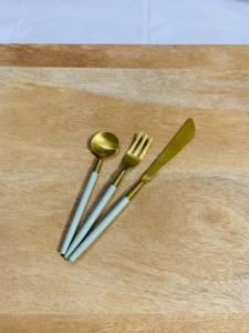 Couverts de qualité supérieure plaqués or, ensemble de 3 pièces, cuillère, fourchette et couteau, vaisselle durable pour hôtels et restaurants - Product Image 2