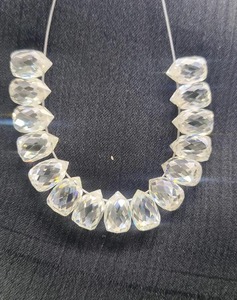 Cuentas de diamantes de moissanita con forma de briolette blanco, cuentas de diamantes facetadas hechas a mano y joyería personalizada - Product Image 2