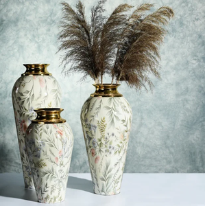 Les vases à fleurs en métal tendance sont merveilleusement adaptables, s'intégrant parfaitement au style moderne, rustique et industriel. - Product Image 3