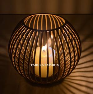 Bougeoir de style cage vintage classique avec aspect antique et barres incurvées pour la lumière du soir classique dans les thèmes de décoration traditionnels - Product Image 5