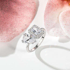 Anillo Jeulia Toi Et Moi con Dos Piedras en Forma de Halo, Esmeralda y Corte Pera en Oro Rosa de 18K - Product Image 4