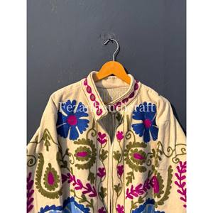 Veste en velours Suzani en gros, broderie ouzbek, pardessus bohème chic avec deux poches latérales, veste d'hiver unisexe - Product Image 4