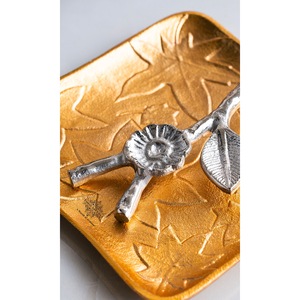 IndianArtVilla Brass Finish Embossed Flower Design Porte-serviettes-8 pouces, Vaisselle pour la décoration intérieure, les cadeaux et l'hôtel - Product Image 6