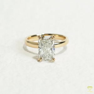 Bague de fiançailles Moissanite intemporelle Design solitaire allongé coupe coussin pour un look de mariée moderne mais élégant - Product Image 4