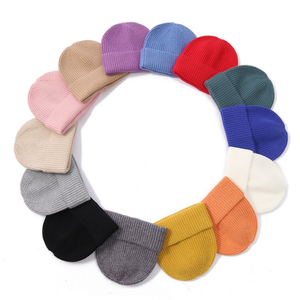 Vente en gros de bonnets tricotés vintage personnalisés avec votre logo brodé bonnets automne hiver bonnet chaud pour adultes bonnet tricoté uni en acrylique - Product Image 4