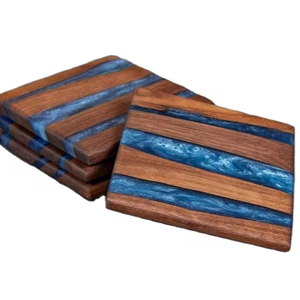 Incrustation en résine et bois d'acacia avec support River Design Bureau Café Dîner Fête Mariage personnalisé en plein air Dessous de verre en résine personnalisés - Product Image 1
