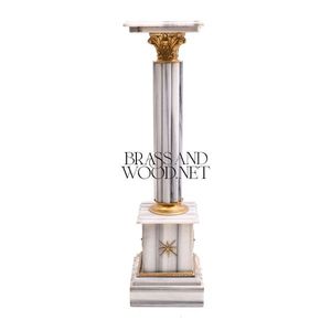 Elegante Pedestal de Mármol Blanco con Vetas Grises, Columna Acanalada y Adorno de Estrella de Latón - Product Image 1