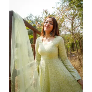 Ensemble de costume en coton Chikankari vert pistache pour femmes - Product Image 1