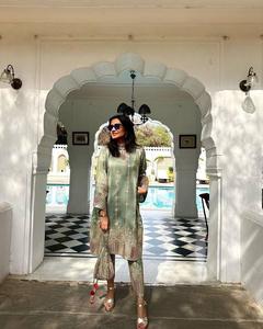 Venta al por mayor de ropa de diseñador indio Chinon seda hermosa secuencia de hilo bordado trabajo superior pantalón con impresión digital Dupatta - Product Image 1