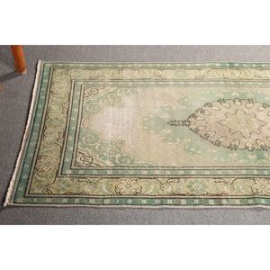 Tapis turc vintage, 2,8x6,3 pieds, vert beige géométrique avec éléments floraux - Product Image 4