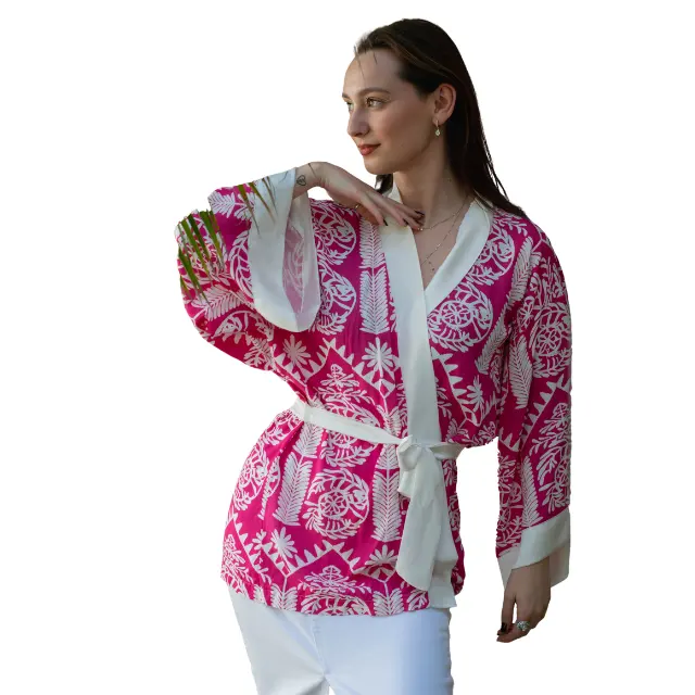 Luxury Made in Italy Eco-Friendly Kimono Dress Elegant Tailored For Retail High Quality Pink and White with Belt