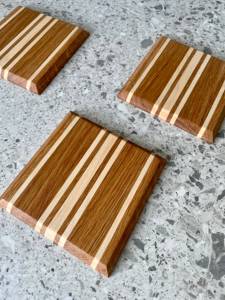 Juego de 3 posavasos cuadrados de nogal perfectos para el hogar, el hotel, el restaurante, el uso de mesa y el elegante accesorio de comedor a los mejores precios - Product Image 2