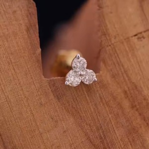 Épingle à nez fin 18 carats pour femme, bijoux élégants et minimalistes en or et diamant pour la grâce de tous les jours. - Product Image 4