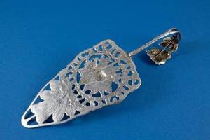 ชุดอุปกรณ์เสิร์ฟเค้กสีเงิน 2 ชิ้น พร้อมด้ามจับดีไซน์สวยงาม เหมาะสำหรับงานแต่งงาน งานเลี้ยง และใช้ในบ้าน จากอินเดีย - Product Image 6