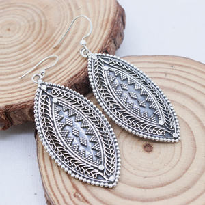 Vente en gros de boucles d'oreilles bohème en argent sterling 925 bijoux en forme de feuille antique de style traditionnel pour femmes - Product Image 4
