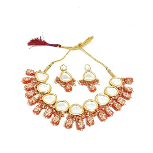 Conjunto de Collar Kundan con Cuentas Naranjas y Aretes Chapados en Oro, Joyería Fina para Novias, con Zirconia como Elemento Principal - Product Image 4