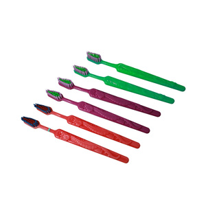 Cepillo de dientes infantil con revestimiento de goma en relieve - Product Image 1