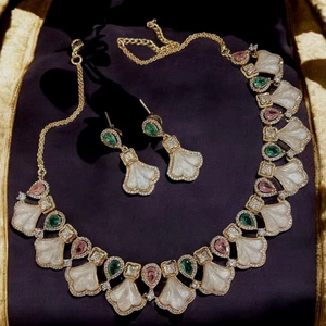 Collier ras du cou en nacre de mariée lourde serti d'accents de diamants américains micro pavé avec boucles d'oreilles pendantes - Product Image 1