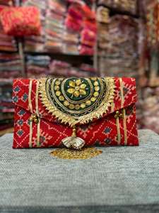 Pochette indienne imprimée Patola faite à la main avec broderie Butti lourde Doublure en coton à la mode Sac à main pour femme pour faveurs de mariage - Product Image 3