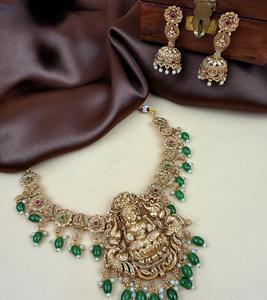 Acabado antiguo de alta calidad con aspecto de perlas, conjunto de collar de templo chapado en oro de diseñador con pendientes para boda para mujer - Product Image 2