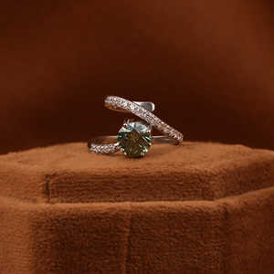 แหวนหมั้นบายพาสทองคำแท้18KT มีเพชรสีเขียวกลมปลูกในห้องปฏิบัติการขนาดเล็กเพชรที่สร้างการรับรองโดย IGI - Product Image 1