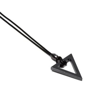 Prix bas en gros Triangle noir collier en acier inoxydable étanche Triangle collier hommes bijoux de mode - Product Image 1