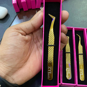 Pinces à cils en acier inoxydable de haute qualité pour extensions de cils en volume et en méga volume avec un design antistatique et durable - Product Image 4