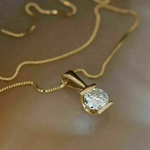 Colgante Solitario de Diamante de Corte Redondo de 1.5 Quilates, Calidad AAA+, Acabado en Oro Amarillo de 14K, Cadena Gratis, Cus-Jew58 - Product Image 2
